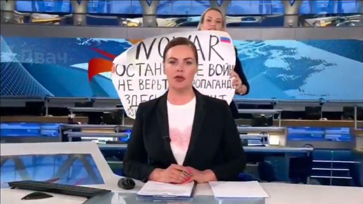 Žena protestovala proti válce v živém vysílání ruské televize